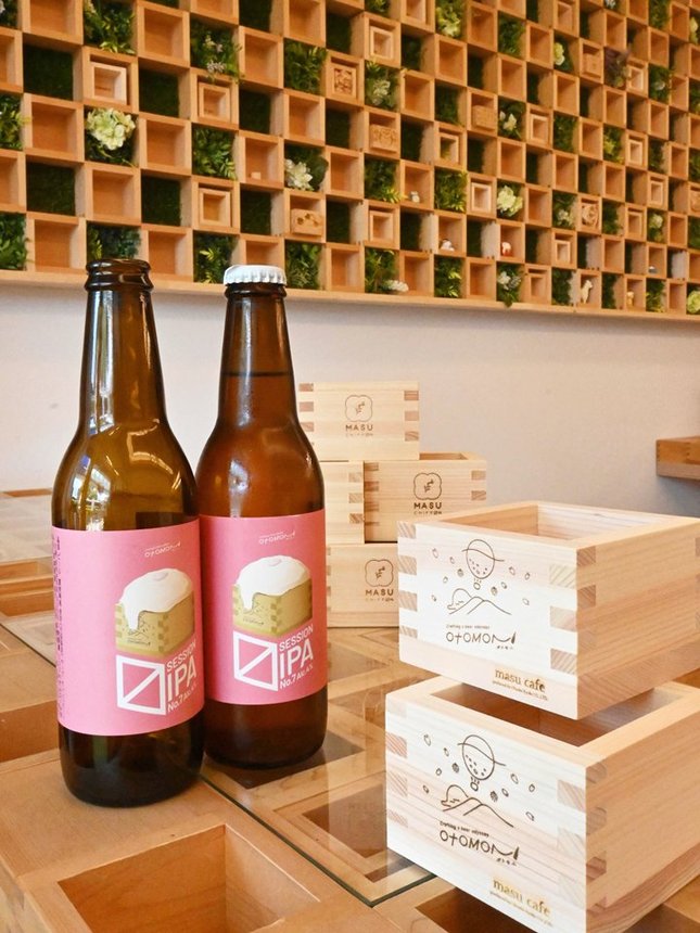 木升で飲むためのビール「〼セッションＩＰＡ」とオリジナル升＝大垣市東外側町、マスカフェ