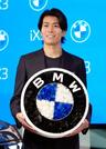 　ＢＭＷの新型ＥＶの発表イベントに登場したサッカー日本代表の中村敬斗選手＝２２日午後、東京都港区