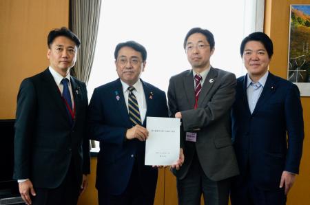 　赤沢防災庁設置準備相（中央左）に防災庁設置に関する要望書を手渡す熊本県の木村敬知事（同右）＝２日午前、内閣府