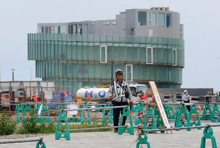 　大阪・関西万博のパビリオンで、解体作業が遅れているチェコ館＝１７日、大阪市此花区の夢洲