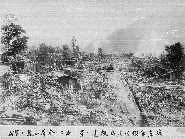 濃尾地震後の大火で焼失した岐阜市の市街地。背後の山影は金華山（岐阜地方気象台所蔵、災害アーカイブぎふ提供）