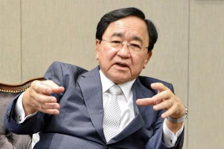 　インタビューに答える日本生産性本部の小林喜光会長