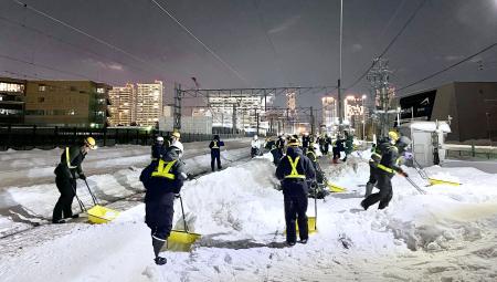 　線路を除雪する作業員ら＝２８日、札幌市（ＪＲ北海道提供）