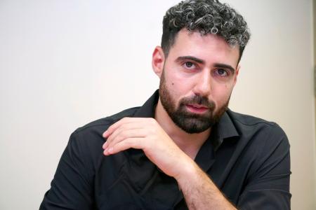 　イスラム組織ハマスに拘束されていた状況を話す元人質のガイ・ギルボア・ダラルさん＝８日、東京都内