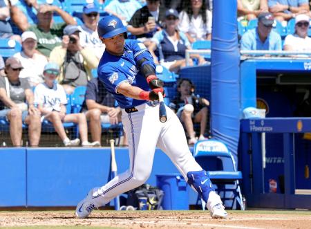 　レイズ戦の１回、中前打を放つブルージェイズ・岡本＝ダンイーデン（共同）