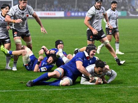 　静岡―ＢＬ東京　後半、攻め込むＢＬ東京・タマニバル（右下）。この後逆転トライを決める＝ヤマハ