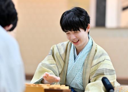 　将棋の棋聖戦５番勝負第３局で杉本和陽六段を破って防衛、６連覇を飾った藤井聡太棋聖＝３０日午後、千葉県木更津市