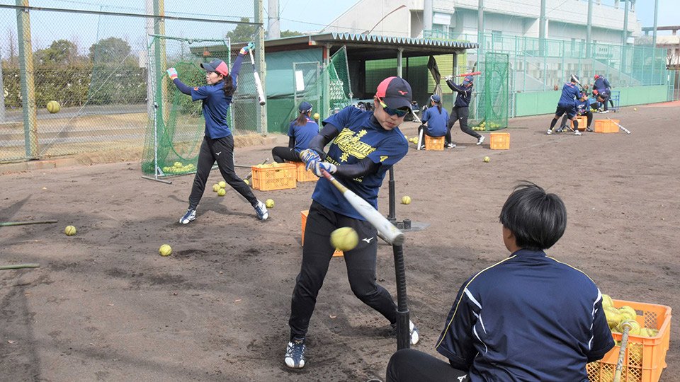 ＪＤリーグの初戦に向け調整する大垣ミナモＳＣの選手＝浅中公園