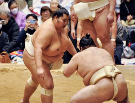 　大相撲冬巡業のぶつかり稽古で胸を出す琴桜（左）＝東京都町田市