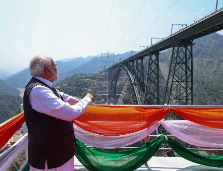 　高さ世界一の鉄道橋の開通式に出席したインドのモディ首相＝６日、カシミール地方（モディ氏のＸから、共同）