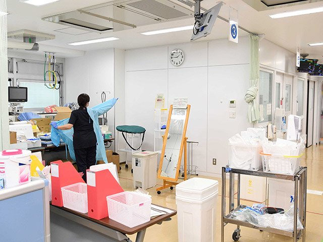 重症患者が入る高度治療室（ＨＣＵ）で防護服を着脱する看護師＝５月下旬、岐阜市鹿島町、市民病院