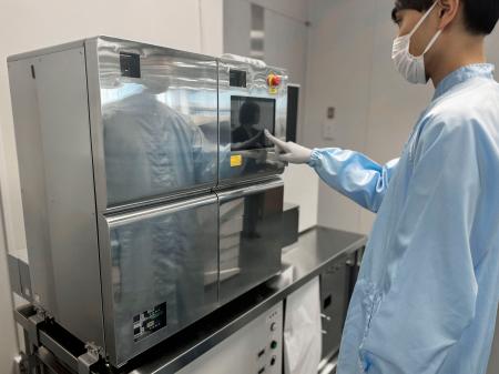 　パナソニックＨＤが開発したｉＰＳ細胞の自動作製装置＝２０日午後、大阪市内