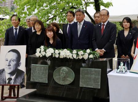 　マルセル・ジュノー博士の顕彰碑前で開かれた贈呈式後、記念撮影する松井一実広島市長（右から２人目）ら＝１５日午前、広島市中区