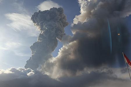 　２０２４年、噴煙を上げるインドネシア東ヌサトゥンガラ州フロレス島のレウォトビ・ラキラキ山（ＡＰ＝共同）