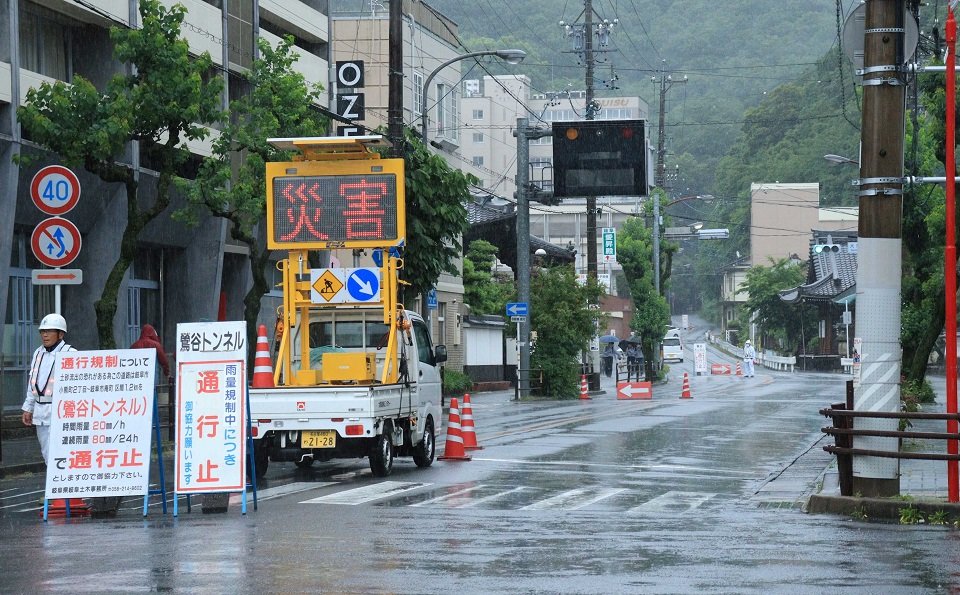 大雨の影響で通行止めになった鶯谷トンネル＝午後０時４分、岐阜市大門町