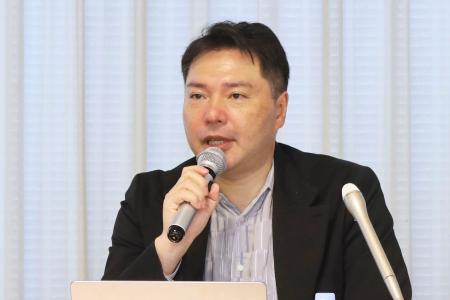　記者会見する「デジタル民主主義２０３０」の代表の鈴木健氏＝３月１９日、東京都千代田区
