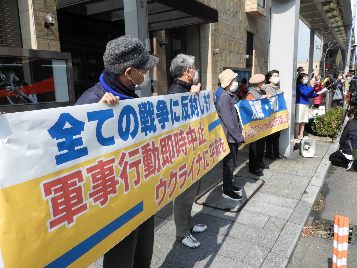ウクライナからのロシア軍撤退を訴えるデモ参加者＝２日午前１１時４９分、岐阜市神田町