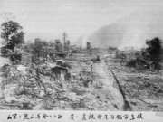 濃尾地震後の大火で焼失した岐阜市の市街地。背後の山影は金華山（岐阜地方気象台所蔵、災害アーカイブぎふ提供）