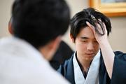 　将棋の第５１期棋王戦コナミグループ杯５番勝負第３局で、増田康宏八段（手前）に敗れた藤井聡太棋王＝１日午後、新潟市