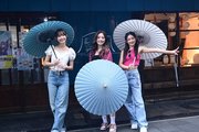 岐阜和傘を手にポーズを取る楽天ガールズのメンバー＝岐阜市湊町