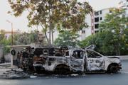 　路上の壊れた車両＝２１日、シリア南部スワイダ県（ロイター＝共同）