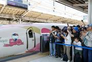 　「ハローキティ」をあしらった５００系新幹線のラストランに集まった大勢のファン＝１７日午前、ＪＲ新大阪駅