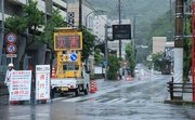 大雨の影響で通行止めになった鶯谷トンネル＝午後０時４分、岐阜市大門町