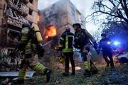 　１７日、ウクライナの首都キーウで、ロシアの攻撃を受けたアパートで活動する救急隊員ら（ロイター＝共同）