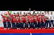 ３位入賞を果たした日本の選手たち＝川崎重工スタジアム