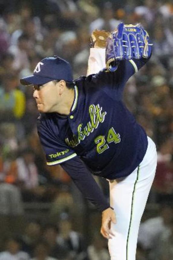 　８回に登板し、今季初勝利を挙げたヤクルト・星＝弘前