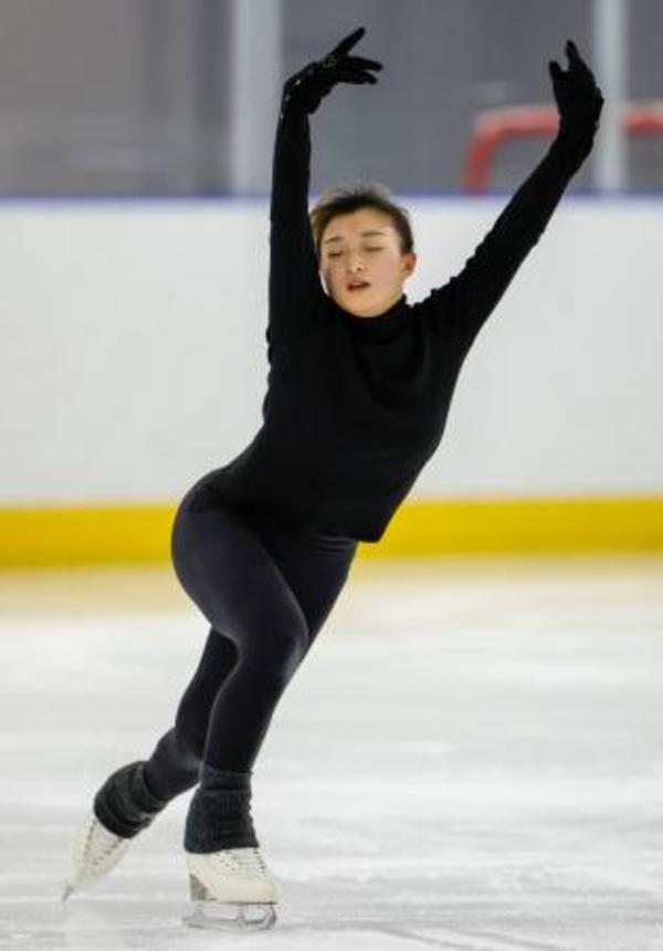 　公開練習で調整するフィギュアスケート女子の坂本花織＝神戸市中央区
