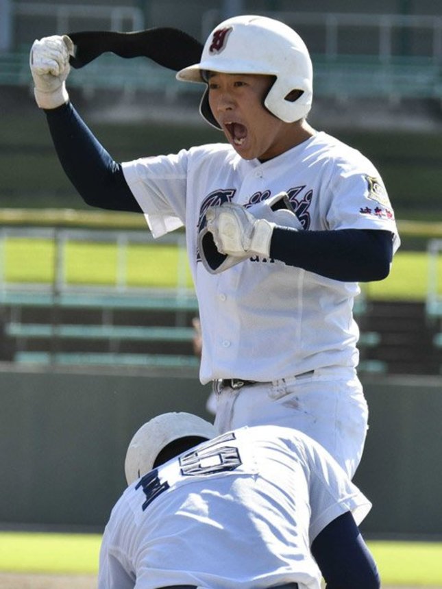 岐阜第一×大垣商＝１回裏岐阜第一１死満塁、２点適時打を放ち、ガッツポーズする高橋＝長良川