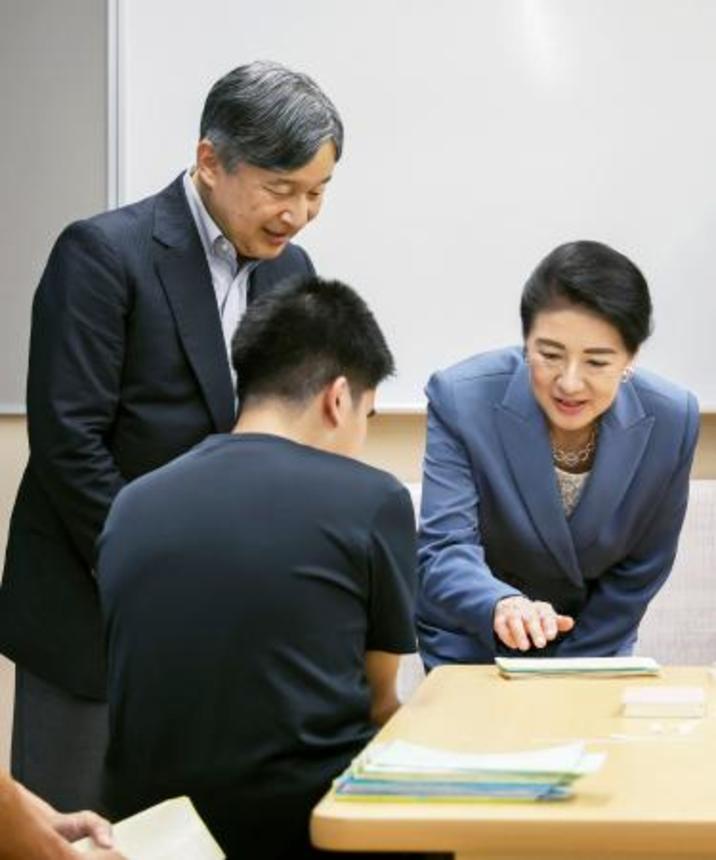 　滋賀県立盲学校で授業を見学される天皇、皇后両陛下＝２９日午後、彦根市（代表撮影）