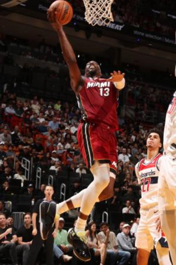 　ウィザーズ戦で攻め込むヒートのバム・アデバヨ＝マイアミ（ＮＢＡＥ・ゲッティ＝共同）