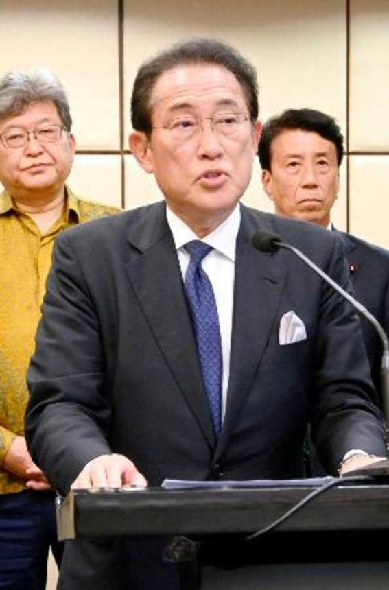 　５日、ジャカルタで記者団の取材に応じる岸田文雄前首相（共同）