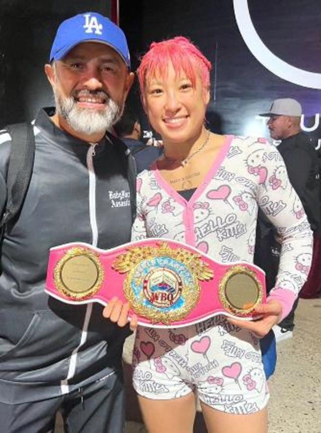 　６度目の王座防衛を果たしたＷＢＯ女子スーパーフライ級王者の昼田瑞希（右）＝米カリフォルニア州ロングビーチ