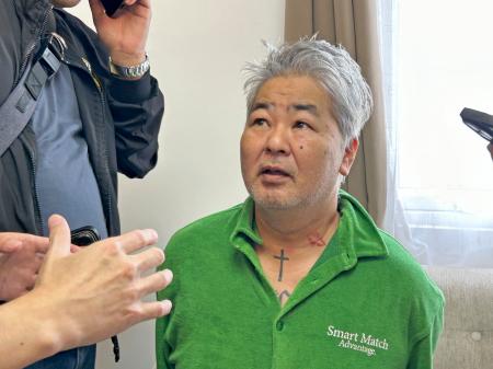 　居住するマニラのコンドミニアムで捜査当局者に拘束された井上英陽容疑者＝２３日（フィリピン警察提供・共同）