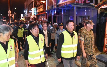 　沖縄県沖縄市の繁華街で実施された日米合同パトロール＝１８日夜