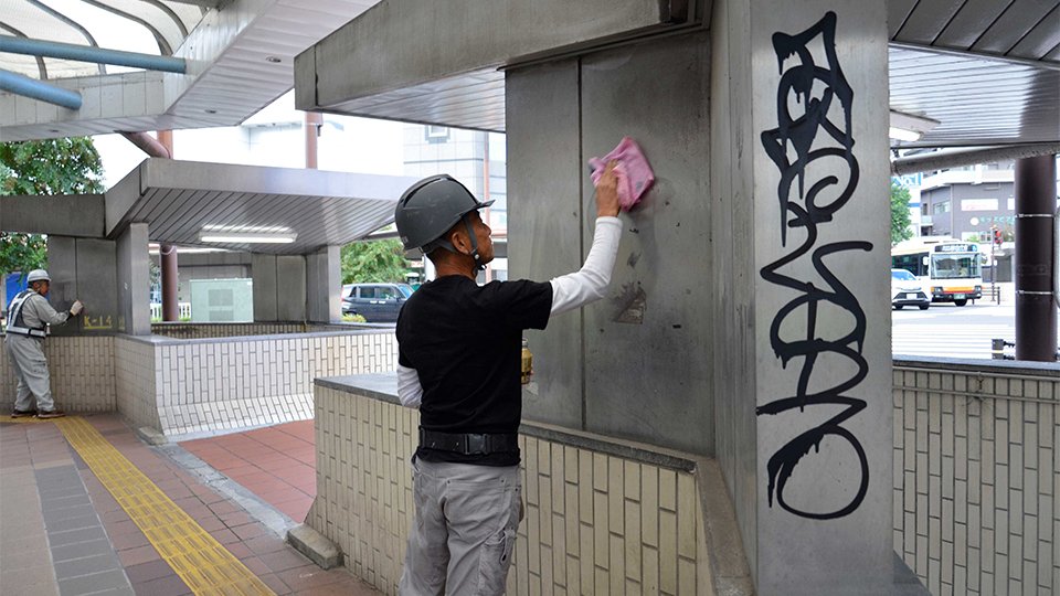 地下道入り口付近の落書きを消す西濃部会メンバー＝大垣市高屋町、大垣駅通り