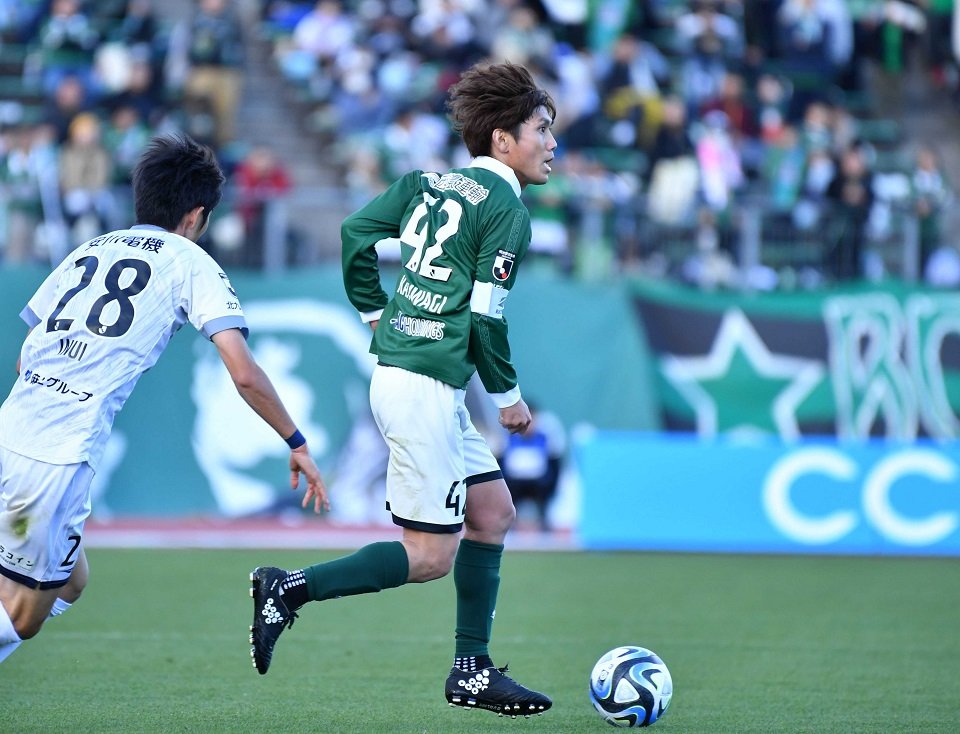 ＦＣ岐阜×北九州＝前半、ボールを保持するＦＣ岐阜のＭＦ柏木＝長良川競技場