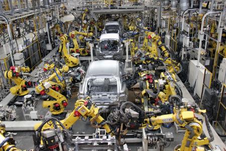 　スズキのインド・グジャラート州の工場の生産ライン＝１８日、ハンサルプール（共同）