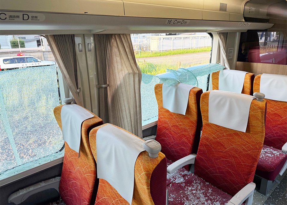 事故で割れた窓ガラスが飛び散る列車の車内＝同