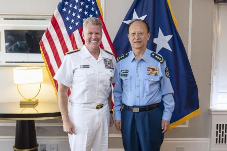 　写真に納まる米太平洋軍のパパロ司令官（左）と中国軍の東部戦区の楊志斌司令官＝８月、カナダ西部ビクトリア（米太平洋軍提供・共同）