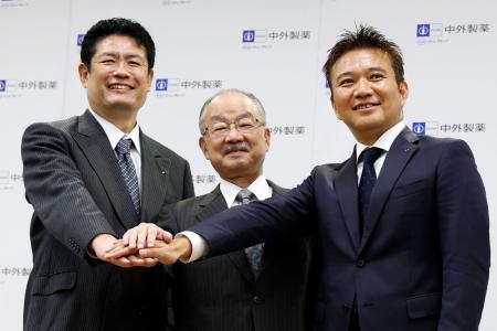 　ラスカー賞の受賞が決まり、記者会見で写真に納まる中外製薬の（左から）北沢剛久参与、服部有宏元参与、井川智之研究本部長＝１０日午前、東京都内