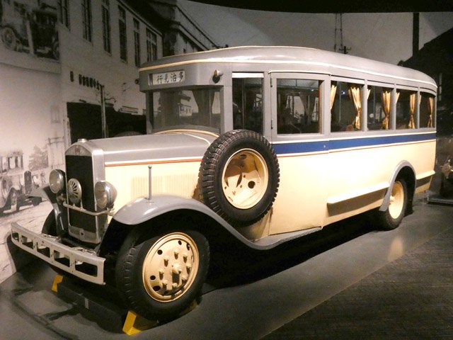 昭和初期に多治見―岡崎間を走った旧鉄道省初の路線バス車両＝名古屋市港区、リニア・鉄道館