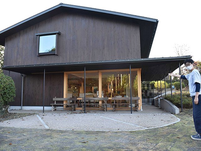 画集などが豊富に置かれ、アートも楽しめる「カフェ・ミライ」＝不破郡関ケ原町、せきがはら人間村生活美術館