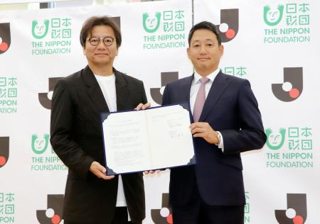 　日本財団と連携協定を締結したＪリーグの野々村芳和チェアマン（左）＝９日、東京都内