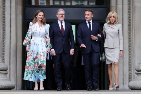 　９日、ロンドンの大英博物館を訪問したスターマー英首相（左から２人目）とマクロン仏大統領（同３人目）ら（ロイター＝共同）
