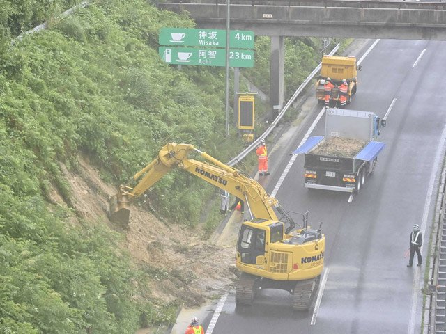 大雨で法面が崩れ、通行止めになった中央自動車道＝１４日午前９時２７分、中津川市落合