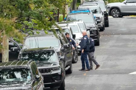 　ワシントン近郊にあるオマル下院議員の自宅を捜索した国土安全保障省の捜査官＝１２日、ワシントン（ＡＰ＝共同）